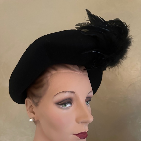 STUNNING 19409s\' BLACK FELT HAT WITH INDENTED BRIM AND BLACK FEATHER SPRAY main image 7